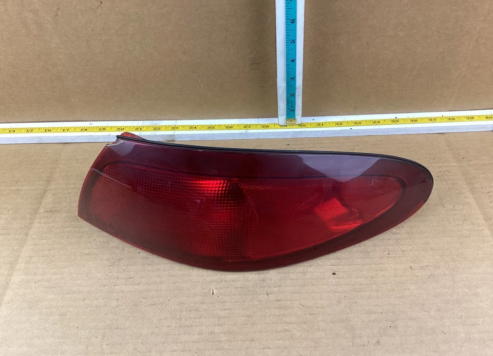 Lanterna traseira direita lateral do passageiro Mercury Tracer Sedan 1997-1998 fabricante de equipamento original - Imagem 1 de 4