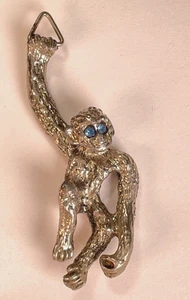 Ciondolo scimmia in peltro vintage con occhi di strass blu - Foto 1 di 3