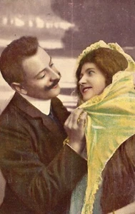 Vintage Postkarte 1910er Jahre Mann & Frau trägt gelben Schal verliebt - Bild 1 von 2