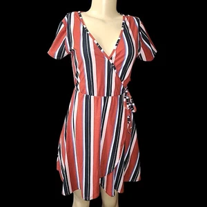 Thrift Store Closeout Box Lot - Clothing - Size Medium - Picture 1 of 7
