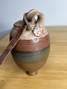 Vintage Wandvase Kunst Studio Keramik Lederriemen Henkel Kunsthandwerk Steinzeug MCM Lesen - Bild 1 von 24