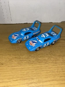 Lote de 2 Coches Disney Pixar EL REY Dinoco Azul #43 Plymouth Superbird - Imagen 1 de 8