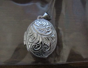 VICTORIAN LOOK SMALL STERLING SILVER OVAL 4 PHOTO LOCKET PENDANT NECKLACE - Picture 1 of 10