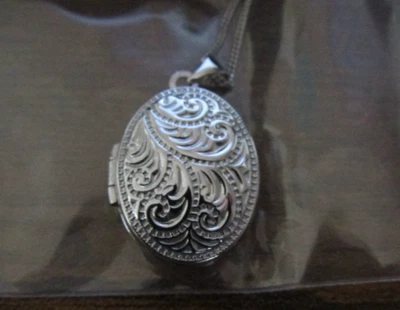 VICTORIAN LOOK SMALL STERLING SILVER OVAL 4 PHOTO LOCKET PENDANT NECKLACE - Image 1 of 4