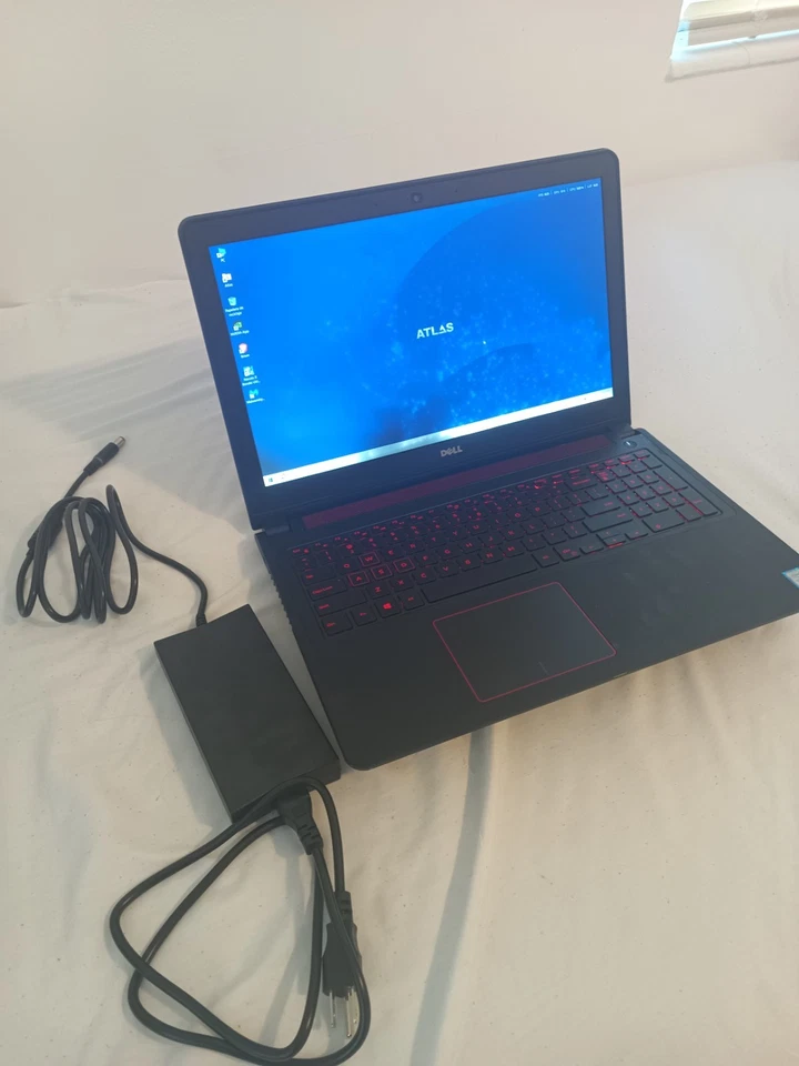 Laptop para juegos Dell Inspiron 15 5577, 1Tb Nvme, 16Gb Ram Ddr4 2400mhz. Foto 1 de 4