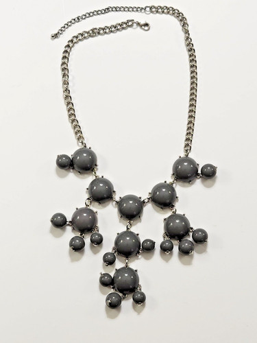 VETEMENTS Collana dichiarazione bavaglino perle acriliche grigio argento stile retrò classico moda