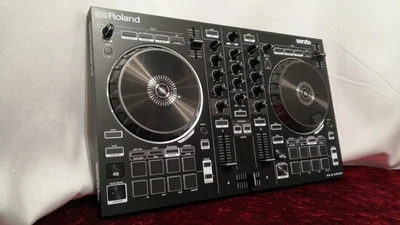 Roland DJ-202 Professional 4-Deck 2-Kanal Serato DJ Controller - Bild 1 von 4