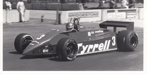 FOTO DE PRENSA TYRRELL 011 MICHELE ALBORETO EE. UU. GP LONG BEACH 1982 PERÍODO ORIGINAL - Imagen 1 de 2