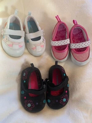 Usado en excelente estado 3 pares de zapatos para niñas pequeñas talla 2 y 3  Foto 1 de 4