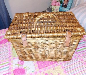 VINTAGE WOVEN WILLOW WICKER HAMPER STORAGE BASKET HINGED LID HANDLE 42cm - Picture 1 of 8