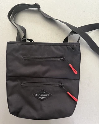 Bolso Bandolera Sherpani Sadie Negro con Tiradores de Cremallera Rojo Foto 1 de 4