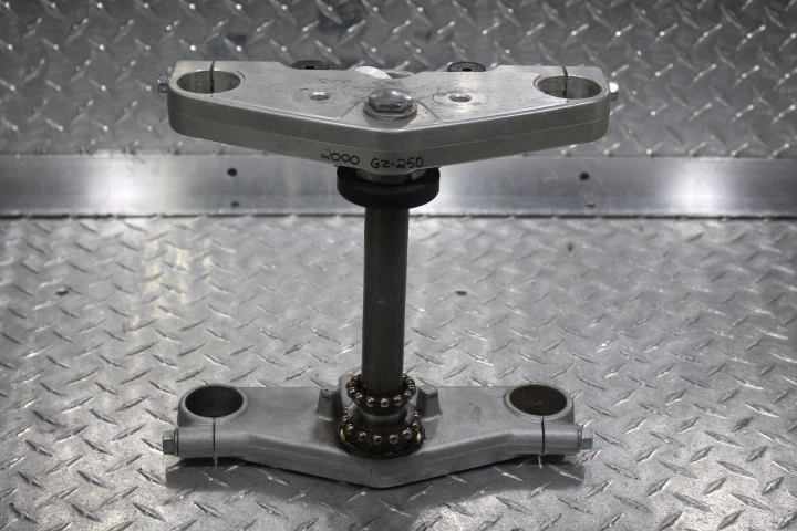 Abrazadera de horquilla delantera Suzuki GZ250 2000 superior inferior completa triple árbol---arañazos Foto 1 de 4