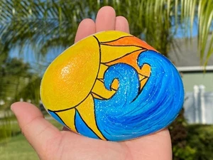 Handbemalter Felsen Sonnenuntergang Strand Wellen WO DIE SONNE AUF DEN MEERE trifft Steinkunst 4 Zoll - Bild 1 von 2