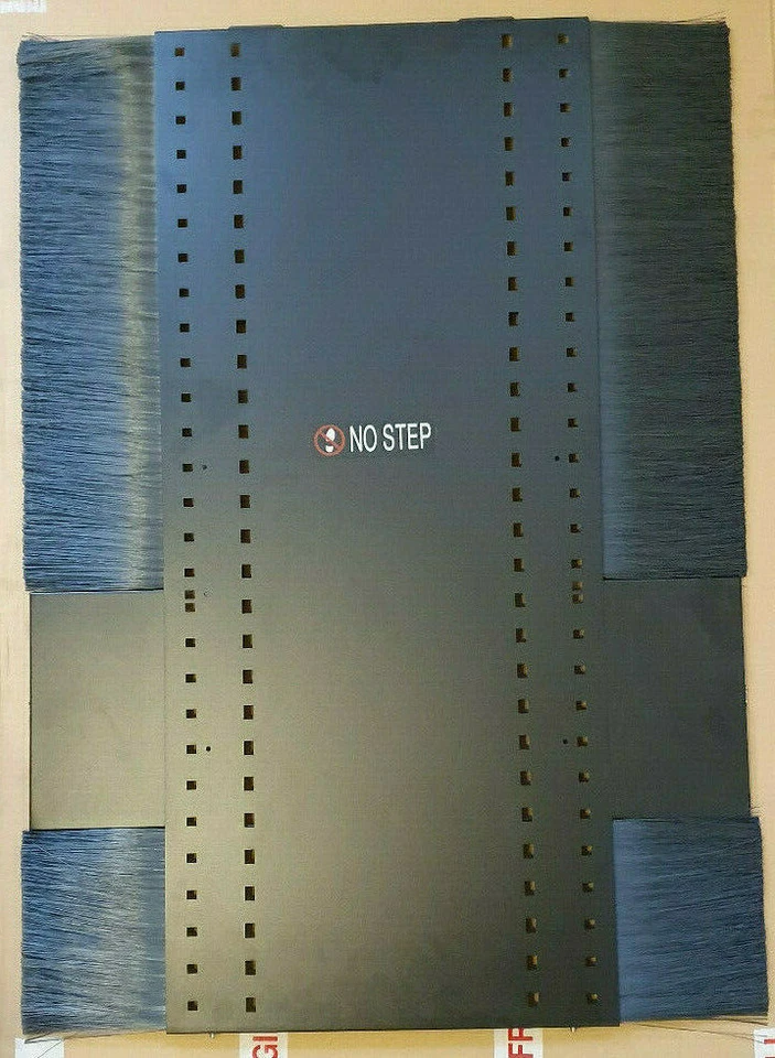 T408 APC NetShelter SX 750mm wide x 1200mm deep networking roof AR7716 - Image 1 of 4