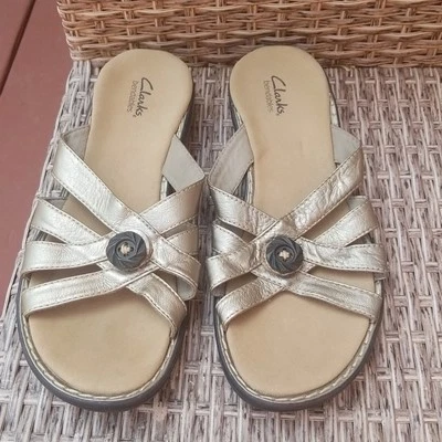 Clarks Gold Tone LEATHER Slip On Slippers w/ Button Accent - Imagem 1 de 4