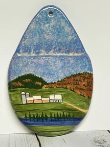 Bolsillo de pared de cerámica pintado a mano Molly’s Pond Cabot Vermont firmado Mowery - Imagen 1 de 6