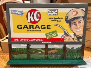 Hallmark Kiddie Car Classic Bill’s Board Serie Welcome Sign 1997 QHG3606 NIB VTG - Picture 1 of 19