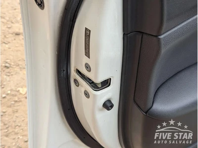 Cerradura puerta delantera izquierda Toyota Prius 2017 hatchback 4/5 puertas XW50 (15-23) 1,8 híbrido Foto 1 de 3