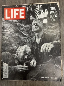 LIFE MAGAZIN 11. FEBRUAR 1966 VIETNAM DER KRIEG GEHT AUF HOOD ZUSTAND - Bild 1 von 1