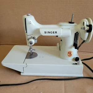 Vintage Singer White Featherweight Sewing Machine 221K with Case. - Picture 1 of 23
