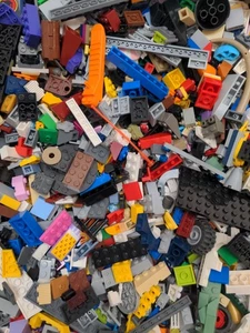 ~900 pcs LEGO Bulk Lot 3 lbs Random Bricks Plates Parts Genuine Cleaned - Picture 1 of 8