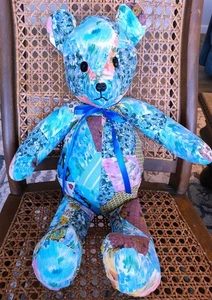 Handgefertigter Teddybär Upcycling aus buntem Quilt-Top Tumbling Blocks 20 Zoll - Bild 1 von 5