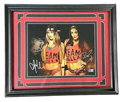 Foto emoldurada assinada por Nikki & Brie Bella 11x14 WWE Bella Twins (Beckett Witnessed) - Imagem 1 de 4