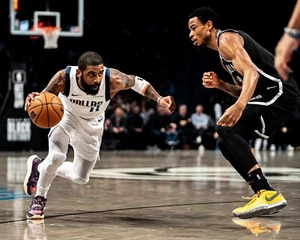 Foto de baloncesto de la NBA Kyrie Irving Driving the Net Dallas Mavericks 8x10 - Imagen 1 de 1