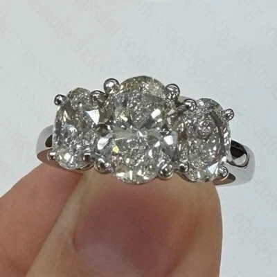 Помолвочное кольцо с тремя камнями муассанит овальной огранки 4,26 карата с покрытием из белого золота 14 карат - Изображение 1 из 4