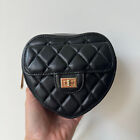 Mini schwarze Leder gesteppt in Love Heart Schlinge Reißverschluss Tasche mit goldener Hardware Kette