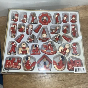Boîte 30 Décorations Pour Sapin De Noël Personnages En Bois Peints Rouge Et Or - Imagen 1 de 6