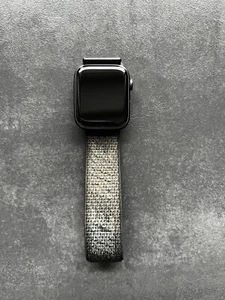 Apple Watch SE 44 mm Nike (2020) - Bild 1 von 5