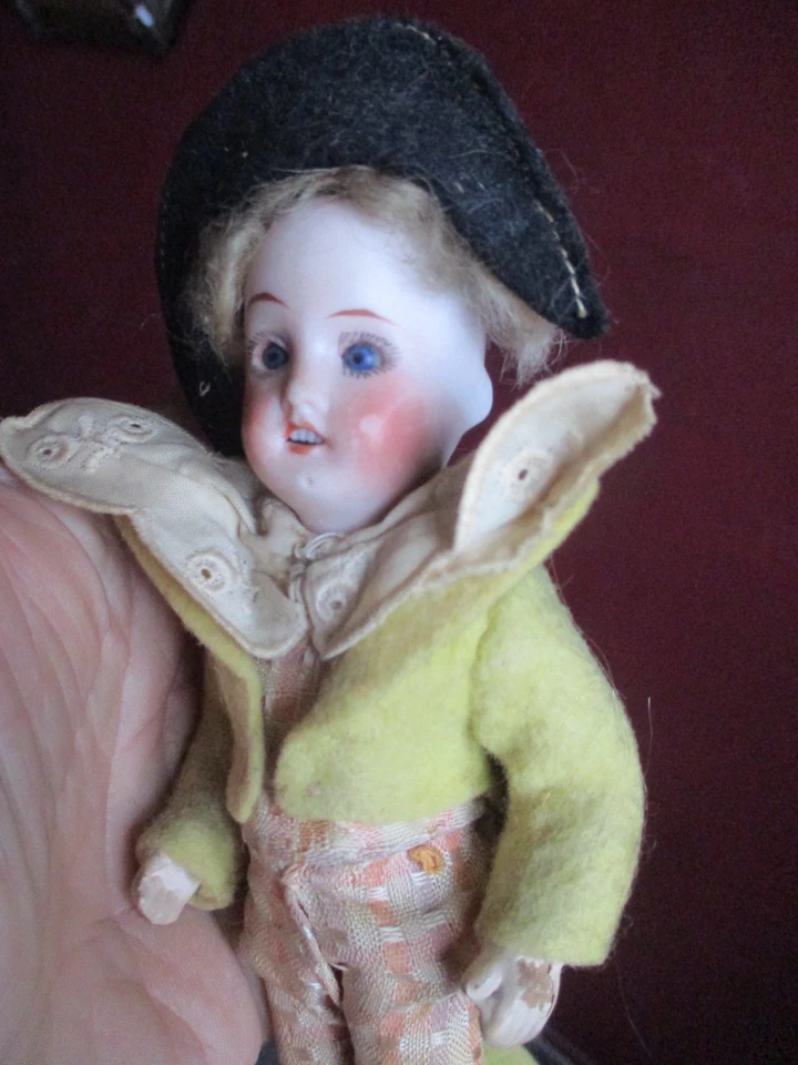 ancienne poupee mignonette en tenue de marquis - Photo 1/4