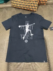 JORDAN HERREN IN FLIGHT WE TRUST LOGO T-Shirt SCHWARZ/SILBER 850423 010 NEU - Bild 1 von 4