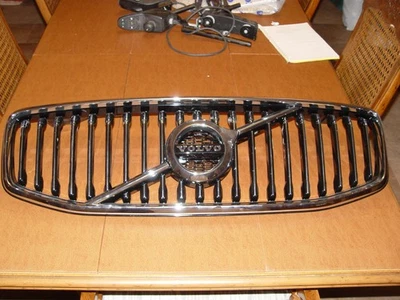 Nuevo OEM Genuino Volvo Frontal Cromo Branquia SIN ORIFICIO PARA CÁMARA. 31425535 O 32368147 Foto 1 de 4