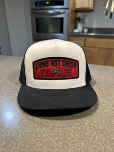 Sombrero a Presión Lions Not Sheep Bordado Talla Única Ajustable Yupoong Clásicos - Imagen 1 de 6