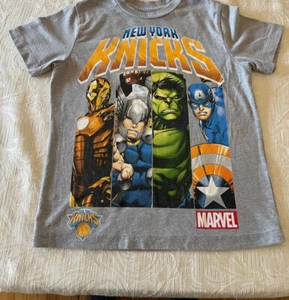 Marvel Superheroes NBA NY Knicks Boys Gray T-shirt Size XS 4  - Picture 1 of 4