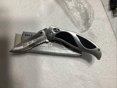 Cuchillo MAXAM Linerlock con caja y gancho para cinturón grabado 2005 Foto 1 de 4