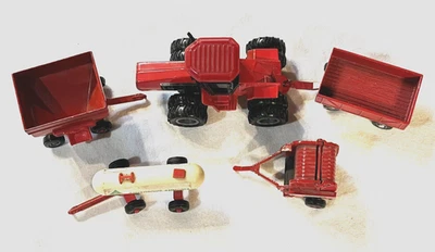 1/64 Ertl Case International Farm Toy Lot Of 5, Tractor, Feeder, Baler, Wagon - Image 1 of 4
