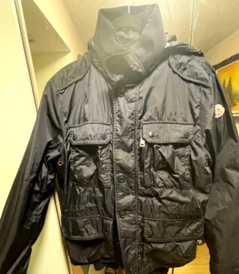 Casaco jaqueta de inverno MONCLER Grenoble leve azul marinho corta-vento com zíper 2 - Imagem 1 de 4