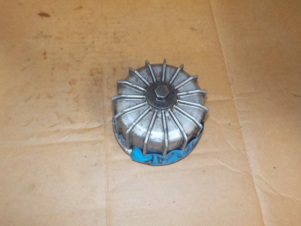 1983 年本田 CX650C 定制原始设备制造商滤油器外壳 — 第 1/1 张图片