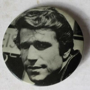Henry Winkler THE FONZ Happy Days Black White Cool Great Photo Celluloid Pin --- - Picture 1 of 1