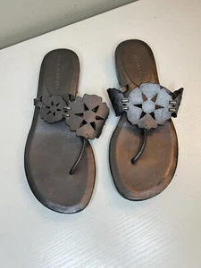 Vera Wang Sandals Flat Silver/Gray Medallion Thong Open Toe & Back 8M) - Picture 1 of 7