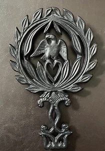 Vintage Adler Untersetzer schwarz Gusseisen Herz Kranz Fuß Küche Deko Vogel - Bild 1 von 4