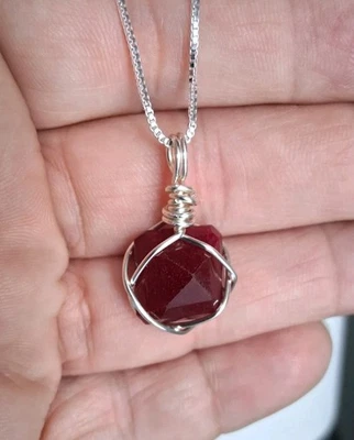 Collar Natural Corte Cuadrado Rubí Rojo Certificado + Colgante Hecho a Mano + Cadena Foto 1 de 4