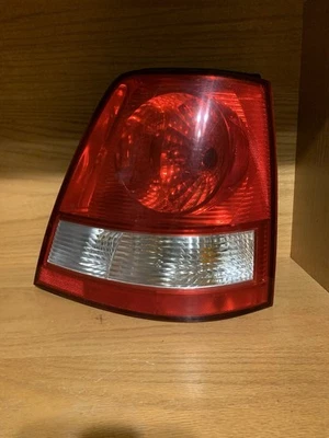 KIA SORENTO 2003-2006 LUZ TRASERA LADO PASAJERO DERECHO OEM Foto 1 de 4