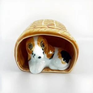 Mini Vintage Beagle Hund Welpe Figur im Korb liegend Porzellan 2" groß - Bild 1 von 7
