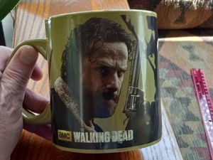 Taza de café AMC The Walking Dead Rick Grimes Green Hunt or Be Hunted 20 OZ - Imagen 1 de 7