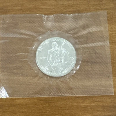 1982 D GEORGE WASHINGTON HALF DOLLAR  90% SILVER IN MINT CELLO! HIGH GRADE - Image 1 of 4