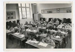 Photo Class of A École Of Clermont Ferrand - Bild 1 von 2